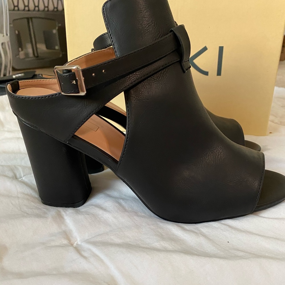 Black open top sling back sandals - size 11